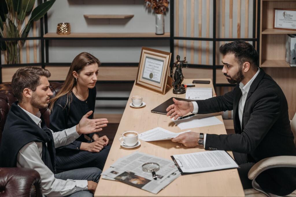 Profesional de traje explicando documentos en una reunión, imagen ilustrativa de la venta de una vivienda heredada